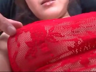 Rui natsukawa dalam merah pakaian dalaman digunakan oleh tiga striplings