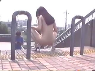 Японська голий молодий жінка ходьба в публічний
