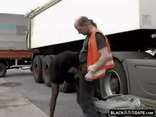 Czarne harlot ujeżdżanie na ripened truck kierowca na zewnątrz