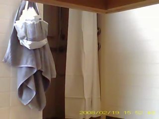 Vakoilusta provosoiva 19 vuosi vanha tyttö showering sisään asuntolavaihtoehdot kylpyhuone