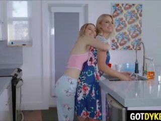 Lesbian seks klip dengan seksi cougar jiran