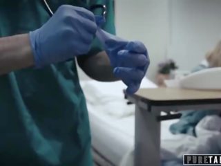 Pur tabou perv surgeon donne ado patient vagin examen
