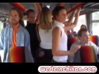 Момиче млад женски пол пипнешком на на автобус &excl;